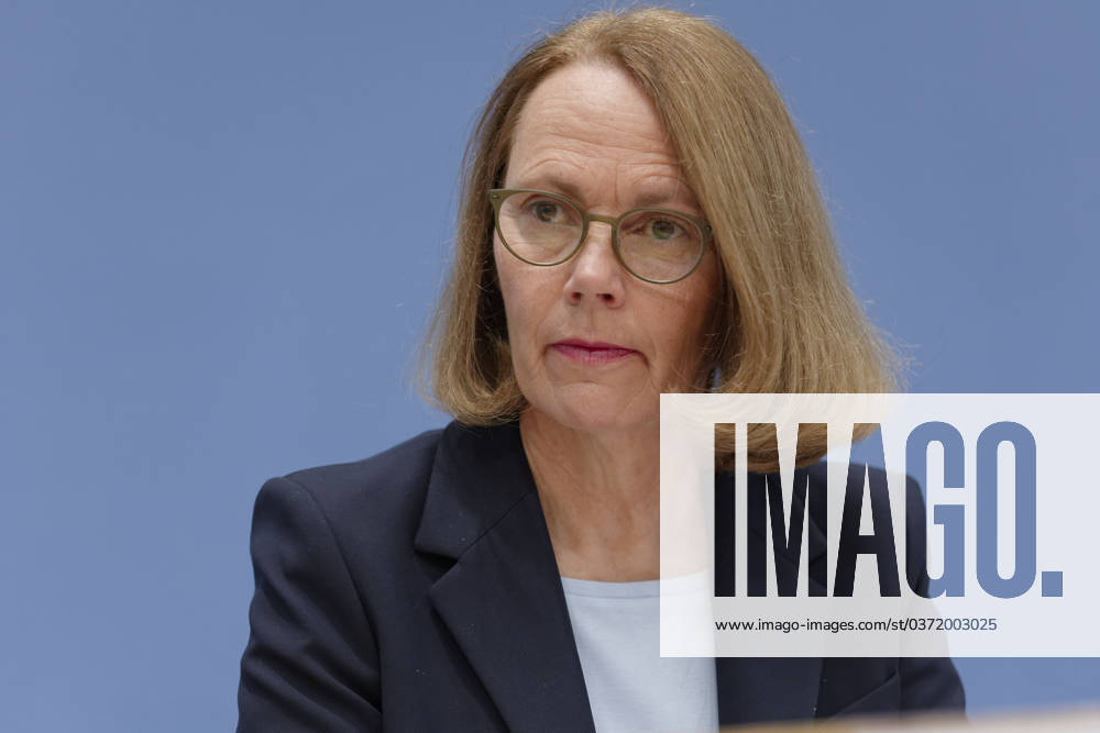 PISA 2022 vorgestellt 2023-12-05 - Deutschland, Berlin - Bundespressekonferenz zur Veröffentlichung des PISA 2022-Berichts. Im Bild Prof. Dr. Doris Lewalter, Nationale PISA-Projektleiterin.