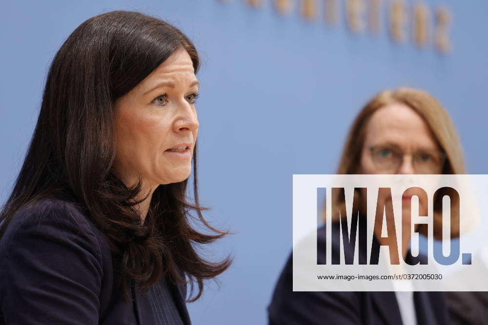 Senatorin für Bildung, Jugend und Familie in Berlin Katharina Günther-Wünsch, Präsidentin der Kultusministerkonferenz (KMK), Prof. Dr. Doris Lewalter, Nationale PISA-Projektleiterin, Deutschland, Berlin, Bundespressekonferenz, Thema: Veröffentlichung des PISA 2022-Berichts (Programme for International Student Assessment)