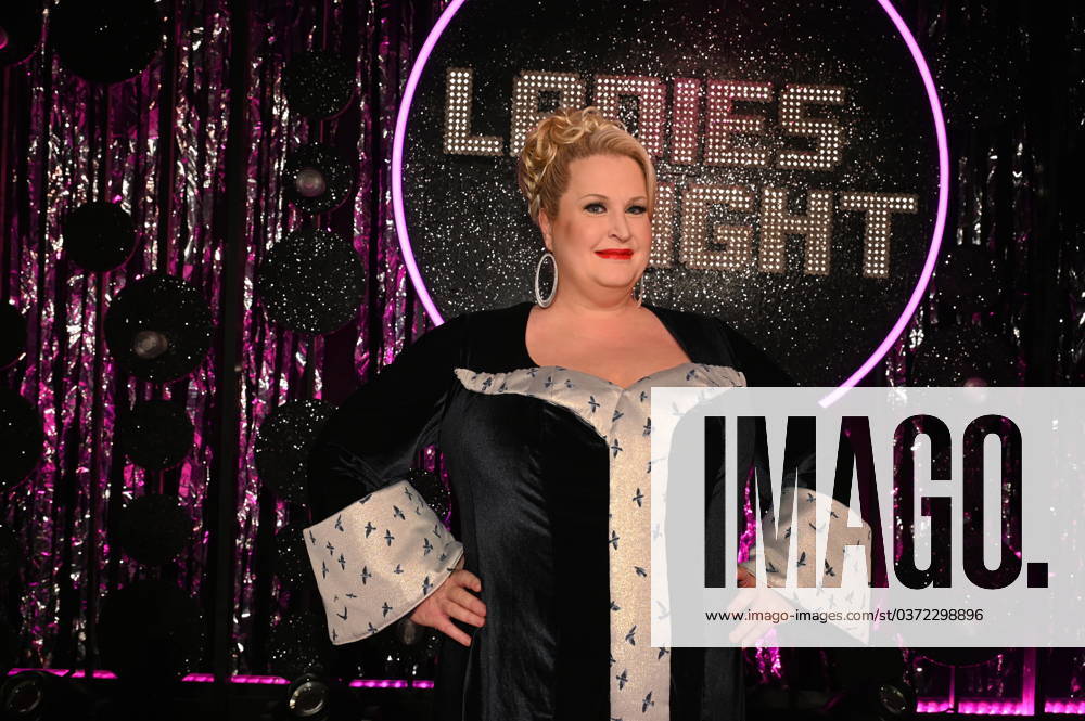 Comedienne Daphne de Luxe, bürgerlich Daphne Haderlein als Gastgeberin bei Ladies Night, die einzige Comedy- und Kabarettshow mit rein weiblicher Besetzung im deutschsprachigen Fernsehen