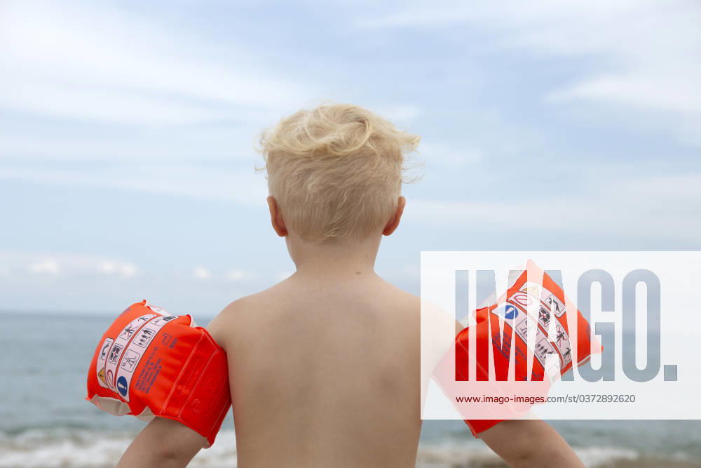 Junge am Strand Junge am Strand schaut auf s Wasser, Spanien 2023 ,model released, Symbolfoto