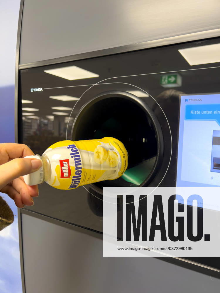 Milchgetränke in Plastikflaschen müssen ab 2024 auch als Pfandflaschen deklariert werden und im Pfandautomaten abgegeben werden. Hier eine Müllermilch-Plastikflasche. Die neue Pfandregelung betrifft ab 2024 vor allem Getränke aus dem Kühlregal. Für Milch, Ayran und Milchmischgetränke mit mindestens 50% Milchanteil in Einweg-Plastikflaschen müssen Kundinnen und Kunden dann 25 Cent mehr bezahlen. 09.12.2023, Plastikflaschen-Pfand 09.12.2023, Plastikflaschen-Pfand