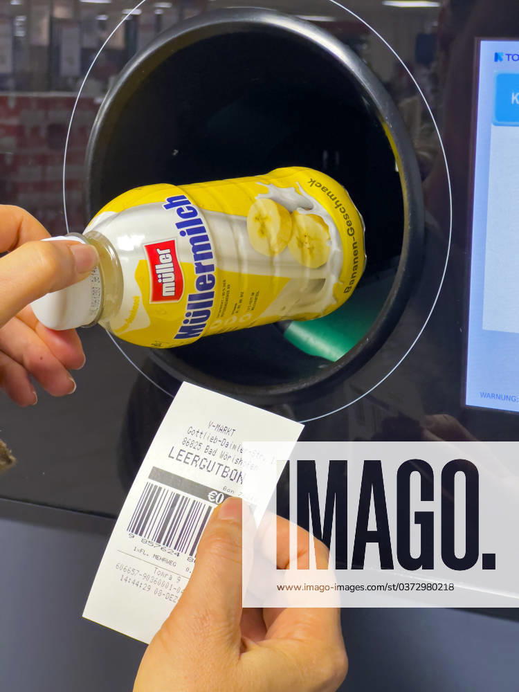 Milchgetränke in Plastikflaschen müssen ab 2024 auch als Pfandflaschen deklariert werden und im Pfandautomaten abgegeben werden. Hier eine Müllermilch-Plastikflasche. Die neue Pfandregelung betrifft ab 2024 vor allem Getränke aus dem Kühlregal. Für Milch, Ayran und Milchmischgetränke mit mindestens 50% Milchanteil in Einweg-Plastikflaschen müssen Kundinnen und Kunden dann 25 Cent mehr bezahlen. 09.12.2023, Plastikflaschen-Pfand 09.12.2023, Plastikflaschen-Pfand