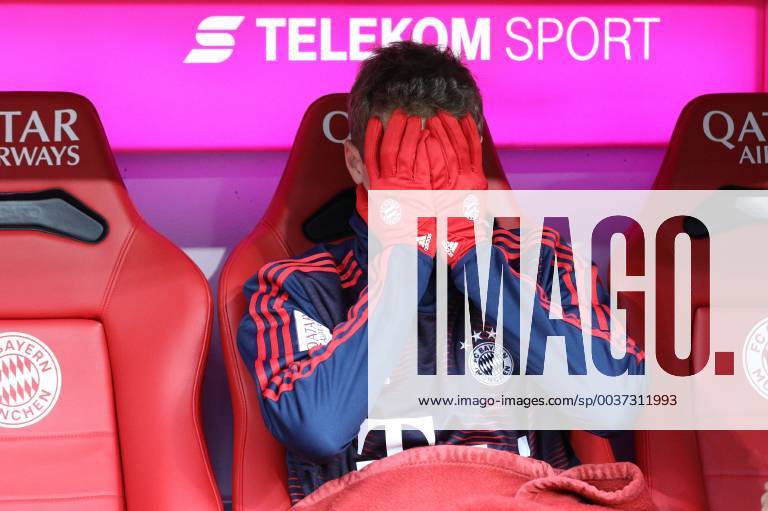 KW44 Thomas Mueller 25 (FC Bayern Muenchen) gestresst auf der Bank, FC Bayern Muenchen vs. SC Freiburg, Fussball, 1.Bundesliga, 03.11.2018, DFB regulations prohibit any use of photographs as image sequences and or quasi-video Muenchen Bayern Deutschland