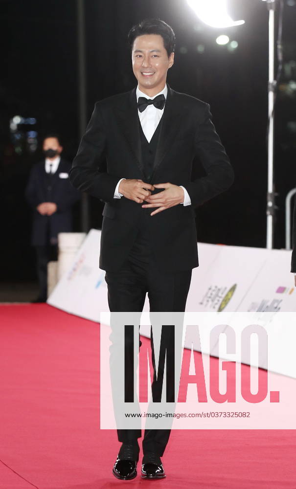 S. Korean actor Jo In-sung S. Korean actor Jo In-sung South Korean actor Jo In-sung walks on the red carpet at the 42nd Blue Dragon Film Awards in Seoul on Nov. 26, 2021. (Yonhap) 2021-11-29 09:36:06 < 1980-2021 YONHAPNEWS AGENCY. .> ¼¿ïƯº°½Ã