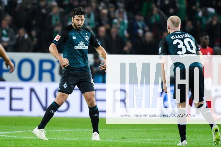 Fussball 1.Bundesliga, FSV Mainz 05 - SV Werder Bremen, v.l. celebrating the goal, Jubel zum 2:1 fuer SV Werder Bremen durch Claudio Pizarro (SV Werder Bremen), Davy Klaassen (SV Werder Bremen) Mainz