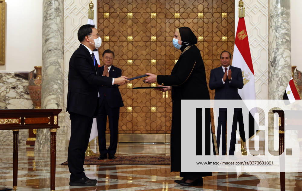 S. Korea-Egypt summit S. Korea-Egypt summit South Korean Trade, Industry and Energy Minister Moon Sung-wook (L) and his Egyptian counterpart Nevine Gamea (R) exchange the memorandum of understanding for joint research on trade and economic partnerships between the two countries as South Korean President Moon Jae-in (L, rear) and Egyptian President Abdel Fattah el-Sisi (R, rear) watch after their summit talks at the presidential palace in Cairo on Jan. 20, 2022. (Yonhap) 2022-01-20 22:18:39 < 1980-2022 YONHAPNEWS AGENCY. .> ÀÌÁýÆ® ÀÌÁýÆ®