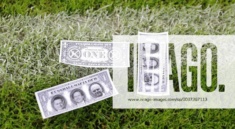 KW45 2. Fussball Bundesliga Saison 2018-2019 12. Spieltag Hamburger SV - 1.FC Koeln im Volksparkstadion Fanprotest gegen den DFB , Papierscheine auf dem Spielfeld DFL REGULATIONS PROHIBIT ANY USE OF PHOTOGRAPHS AS IMAGE SEQUENCES AND OR QUASI-VIDEO.