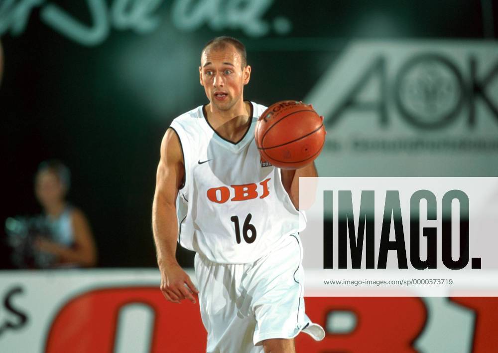 Pascal Roller (Deutschland) am Ball Basketball Länderspiel Herren 4 Nations Cup 2001, Four, Nationen Turnier, Nationalmannschaft, Nationalteam Einzelbild Volkswagenhalle Braunschweig Dynamik,
