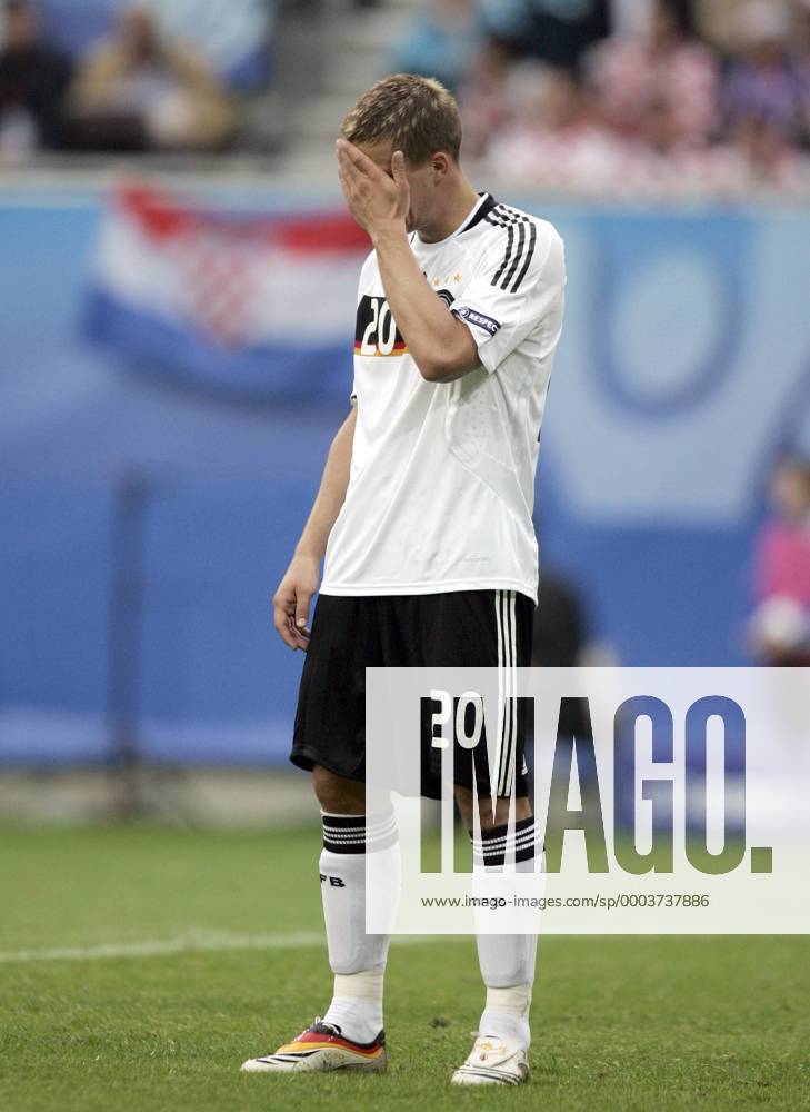 Lukas Podolski (Deutschland) Fußball EM Herren Euro 2008, Länderspiel, Nationalteam, Nationaltrikot Einzelbild Klagenfurt Enttäuschung, Verzweiflung,