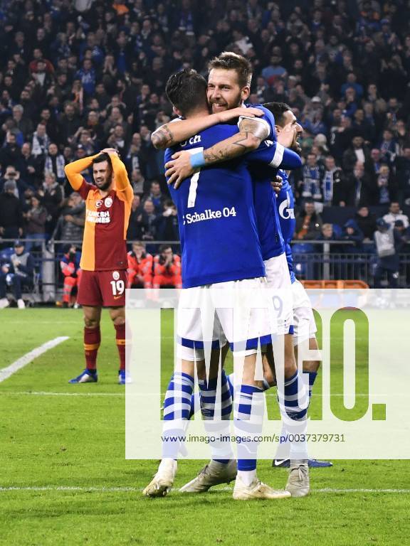 Fussball, UEFA Champions League, Herren, Saison 2018 2019, Gruppe D, 4. Spieltag, VELTINS Arena Gelsenkirchen: FC Schalke 04, S04 (blau) - Galatasaray Istanbul (rot) 2:0; Jubel Marc Uth (S04) nach seinem Tor zum 2:0, zusammen mit Guido Burgstaller (S04). Jubel, Freude, Aktion. DFL REGULATIONS PROHIBIT ANY USE OF PHOTOGRAPHS AS IMAGE SEQUENCES AND OR QUASI-VIDEO.