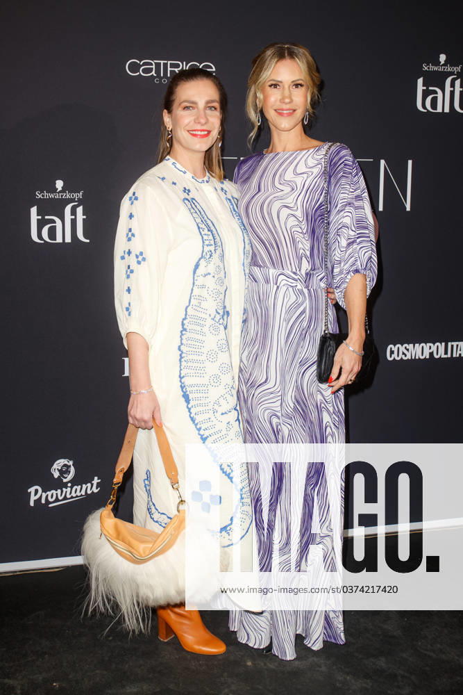 Bilder des Jahres 2023, Entertainment 12 Dezember Entertainment Themen der Woche KW50 Frauen 100 - The Stage Nadine Heidenreich und Wolke Hegenbarth beim Frauen 100 - The Stage Event im Admiralspalast am 12.12.2023 in Berlin.