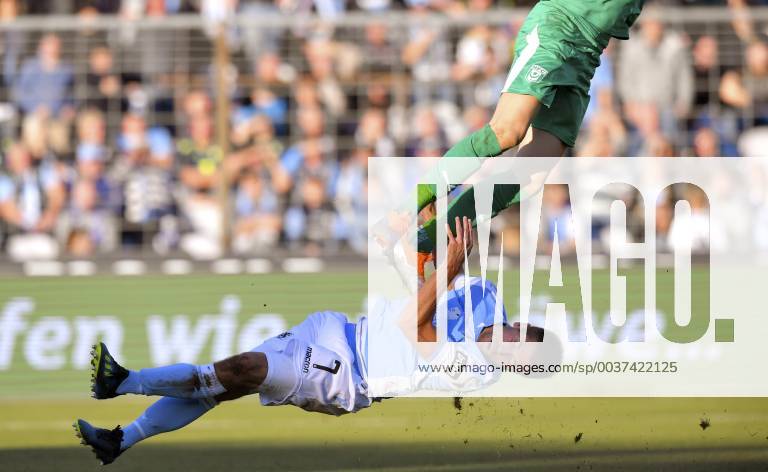 Fussball 3. Bundesliga 2018 2019, 15. Spieltag, TSV 1860 München - Hallescher FC, im Städtischen Stadion an der Grünwalderstrasse in München. v.li: Torwart Kai Eisele (Hallescher FC) mit dem knie zuerst gegen Stefan Lex (TSV 1860 München), das gibt Elfmeter für die Löwen zum 1:1 Ausgleich. ** DFL regulations prohibit any use of photographs as image sequences and or quasi-video. **