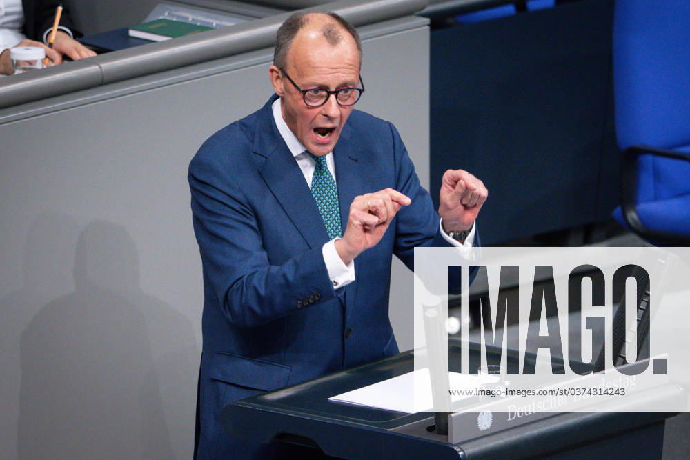 Deutscher Bundestag, 143. Plenarsitzung Friedrich Merz (CDU) im Portrait bei seiner Rede zur Regierungserklaerung zum Europaeischen Rat bei der 143. Sitzung des Deutschen Bundestag in Berlin, 13.12.2023 Berlin Berlin Deutschland