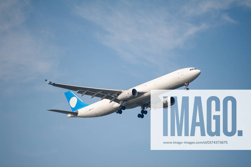 Singapur, Republik Singapur, Asien - Ein Airbus A330-300 Frachtflugzeug der Galistair Malta im Auftrag von Galistair Infinite Aviation mit der Registrierung 9V-VDC im Landeanflug auf den internationalen Flughafen Changi.