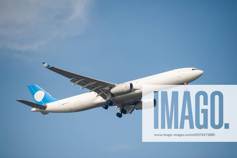 Singapur, Republik Singapur, Asien - Ein Airbus A330-300 Frachtflugzeug der Galistair Malta im Auftrag von Galistair Infinite Aviation mit der Registrierung 9V-VDC im Landeanflug auf den internationalen Flughafen Changi.