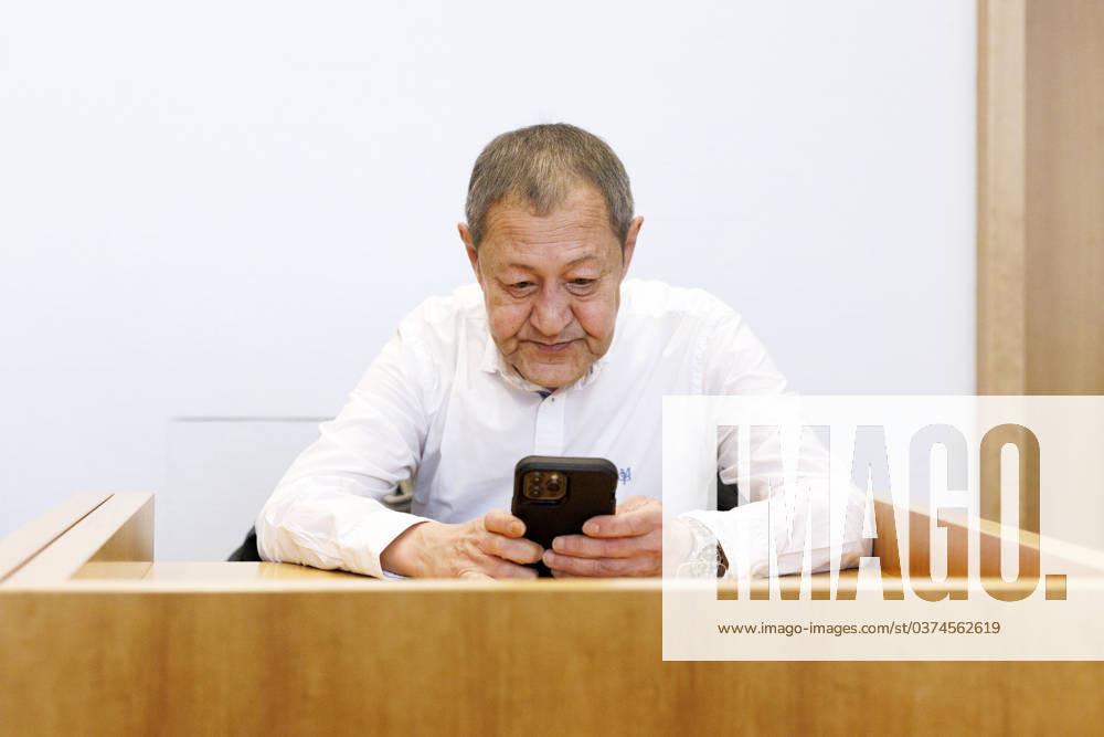 Bilder des Jahres 2023, Entertainment 12 Dezember Entertainment Themen der Woche KW50 Schriftsteller Akif Pirincci vor dem Amtsgericht Bonn. Der Autor von Katzen-Krimis wie Felidae muss sich wegen angeblicher Volksverhetzung verantworten. Hintergrund ist ein auf seinem Internetblog (der kleine akif) veröffentlichter Text, in dem er sich strafrechtlich relevant gegenüber Zuwanderern geäußert haben soll. Bonn, 13.12.2023 NRW Deutschland
