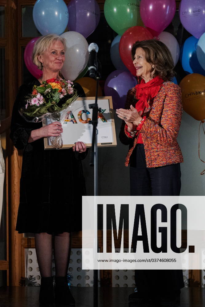 STOCKHOLM 20231207 Drottning Silvia delar ut Childhoodpriset till vinnaren Bitte Johnsson pa torsdagskvällen. Priset lanserades av World Childhood Foundation 2019. Stockholm Sverige