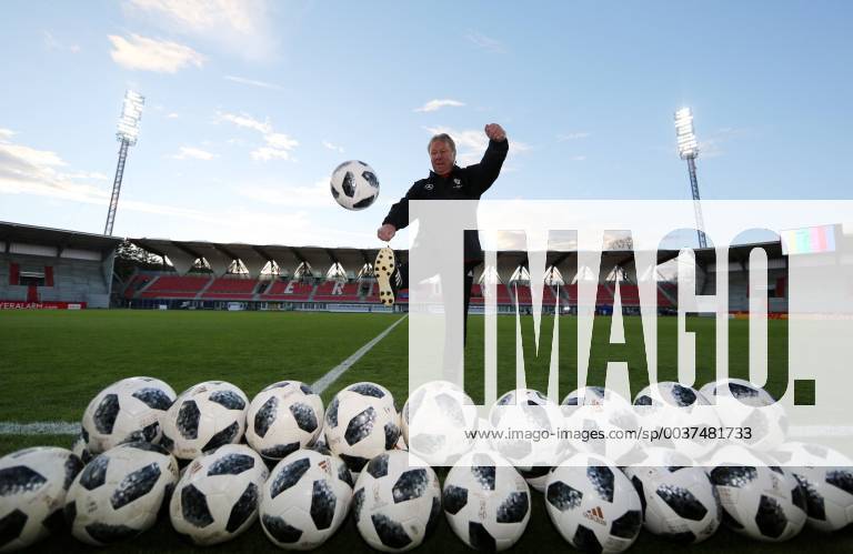 KW46 Fußball, Damen, Nationalteam Deutschland Training GER, Abschlusspressekonferenz DFB-Frauen vor LS GER-Spanien 12.11.2018 , Erfurt, Steigerwaldstadion, Arena Erfurt, GER, Saison 2018 2019, Abschlusspresstraining vor dem DFB-Länderspiel der Frauen am 13.11.18 Deutschland vs Spanien im Bild Bundestrainer Horst Hrubesch (GER)