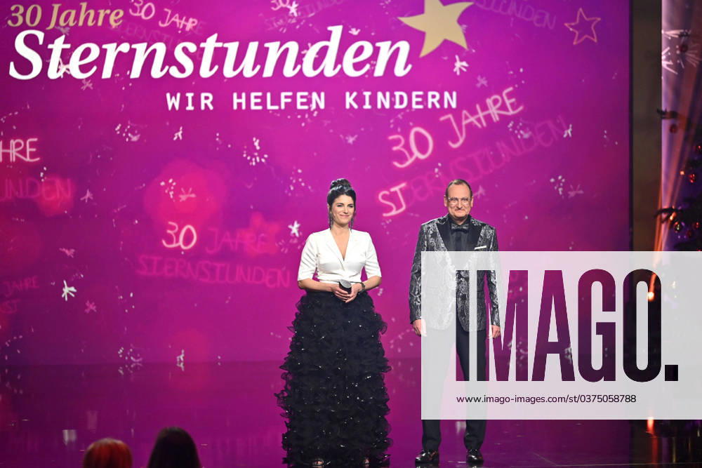 Bilder des Jahres 2023, Entertainment 12 Dezember Entertainment Themen der Woche KW50 Sandra Rieß und Volker Heißmann in der TV-Show 30 Jahre Sternstunden-Gala 2023 in der Frankenhalle. Nürnberg