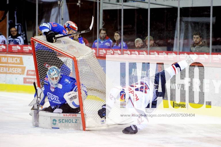 KW46 (v.l.n.r.) Kyle Sonnenburg (Schwenninger Wild Wings) Dustin Strahlmeier (Schwenninger Wild Wings) Yasin Ehliz (EHC Red Bull Muenchen) GER, Eishockey, DEL, Schwenninger Wild Wings - EHC Red Bull Muenchen, 02.11.2018 Villingen-Schwenningen