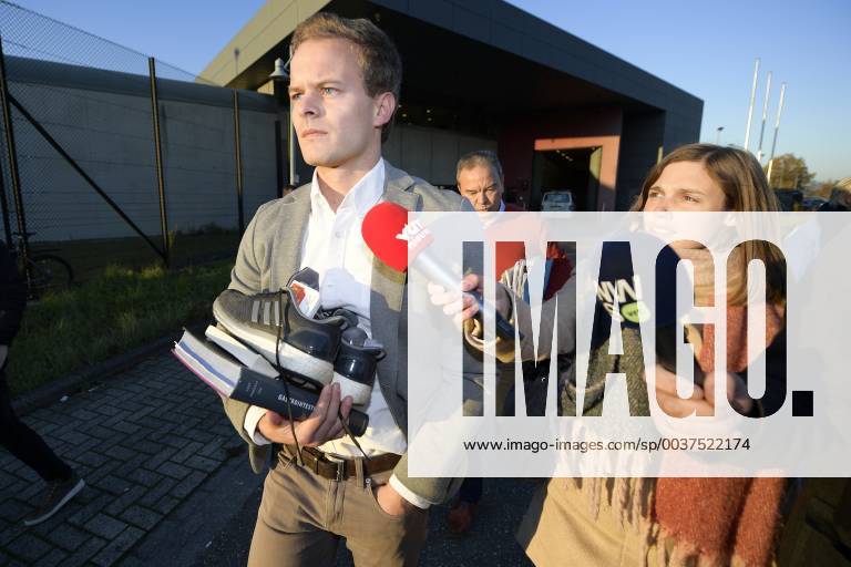 KW46 Fußball, Belgien Korruptionsskandal, Schiedsrichter Bart Vertenten aus U-Haft entlassen Referee Bart Vertenten (C) pictured as he s released from the prison of Hasselt, Friday 16 November 2018. Several suspects in a large investigation into tax evasion, money laundering and possible match fixing in Belgian first division soccer competition were arrested in football fraud case Operatie Propere Handen (Operation Clean Hands). The investigating judge, who worked at the soccer union before, has been substituted after a complaint by the lawyer of referee Vertenten. YORICKxJANSENS x05471050x