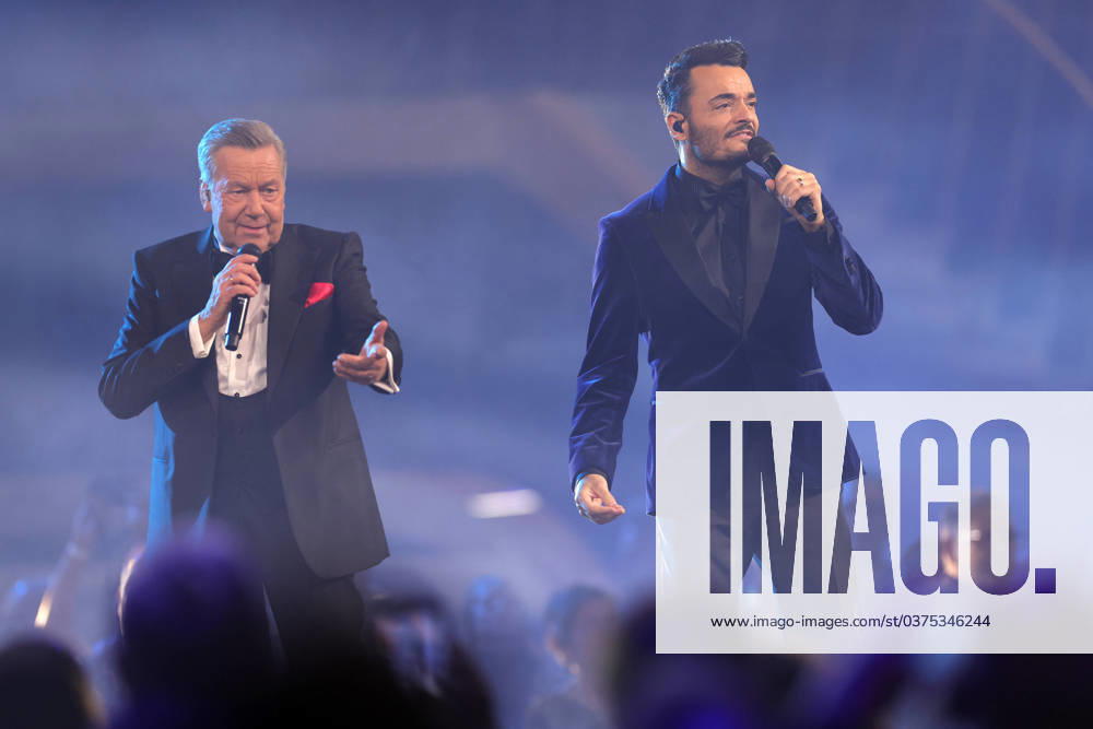 Bilder des Jahres 2023, Entertainment 12 Dezember Entertainment Themen der Woche KW50 Giovanni Zarrella präsentiert: 50 Jahre Roland Kaiser Roland Kaiser und Giovanni Zarrella anlässlich der Samstags-Show Giovanni Zarrella präsentiert: 50 Jahre Roland Kaiser. TV-Aufzeichnung vom 16.12.2023 in der Baden-Arena, Messe Offenburg-Ortenau. Baden-Württemberg, Deutschland. Ausstrahlung der Sendung am 24.02.2024 im ZDF.