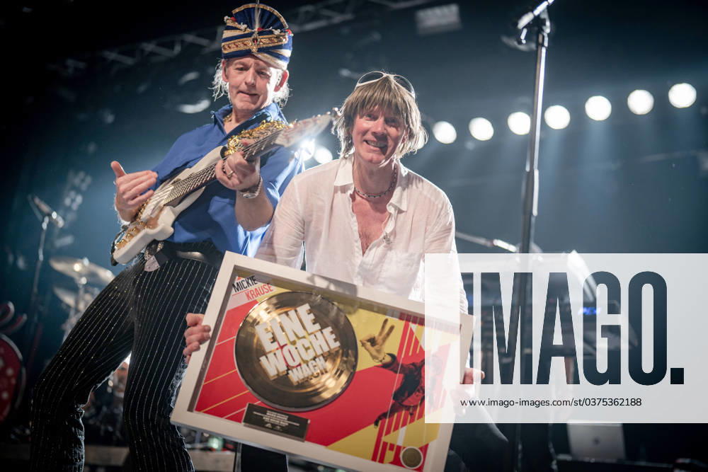 Bilder des Jahres 2023, Entertainment 12 Dezember Entertainment Themen der Woche KW50 Mickie Krause Clubtour Chrismas Dancing Tour 2023 Live mit Band Ruettmus in Hamburg Auftritt im Docks Mickie Krause bekommt eine Goldene Schallplatte für den Titel Eine Woche wach übergeben mit Texter Amaretto von Bali alias Klaus Schulze Welberg;Mickie Krause Clubtour Chrismas Dancing Tour 2023 Live mit Band Ruettmus in Hamburg Auftritt im Docks Mickie Krause bekommt eine Goldene Schallplatte für den Titel Eine Woche wach übergeben mit Texter Amaretto von Bali alias K,