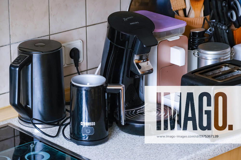 Düsseldorf 17.12.2023 Küchenzeile Haushaltsküche Stromfresser Heisswasserkocher Wasserkocher Toaster Kaffeemaschine Kapselmaschine Kaffeekapselmaschine Senseo Philips Cremesso Milchaufschäumer Steckdose Schuko Schukostecker Öko-Strom Elektrizität Wohngebiet Hochspannung E-Smog Elektrosmog Stromkosten Stromrechnung Stromvergütung Netztransparenz Stromtarife Ökostrom Blitzschutz Blitz Stromausfall Spannungsabfall Mietnebenkosten Nebenkosten Miete Mietshaus Mietkosten Wohnung Stromschlag Kurzschluss Stromstoss Spannung Spannungsschwankung Haushalt Haushaltsgeräte Haushaltsstrom Heizstrom Stromverbrauch Stromversorgung Haushaltssteckdose Volt Ampere 240V Überspannung Überspannungsschutz Spannungsschutz EEG-Umlage Strompreis Unterput