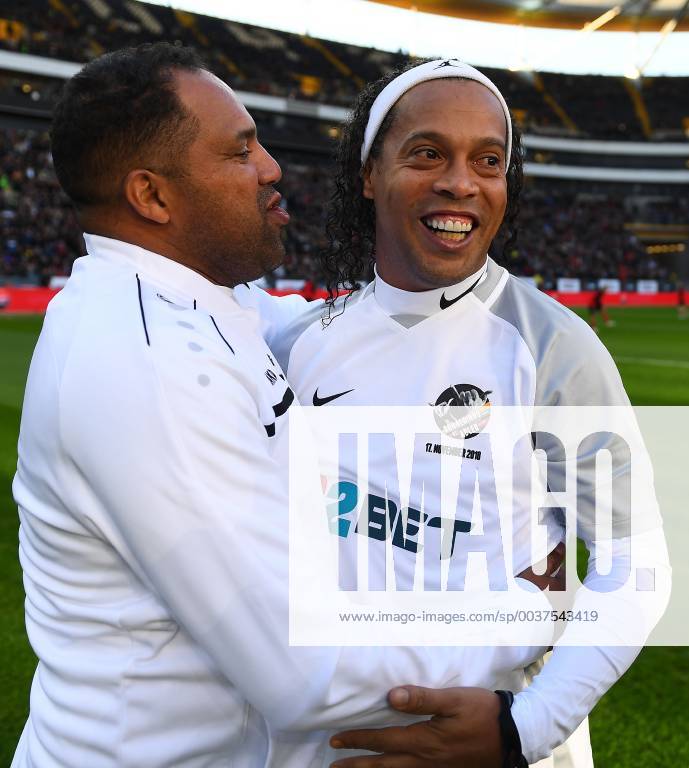 Fussball Benefizspiel, Ronaldinho friends - Adler All Stars, v.l. Ailton (Ronaldinho & friends), Ronaldinho (Ronaldinho & friends) Frankfurt am Main