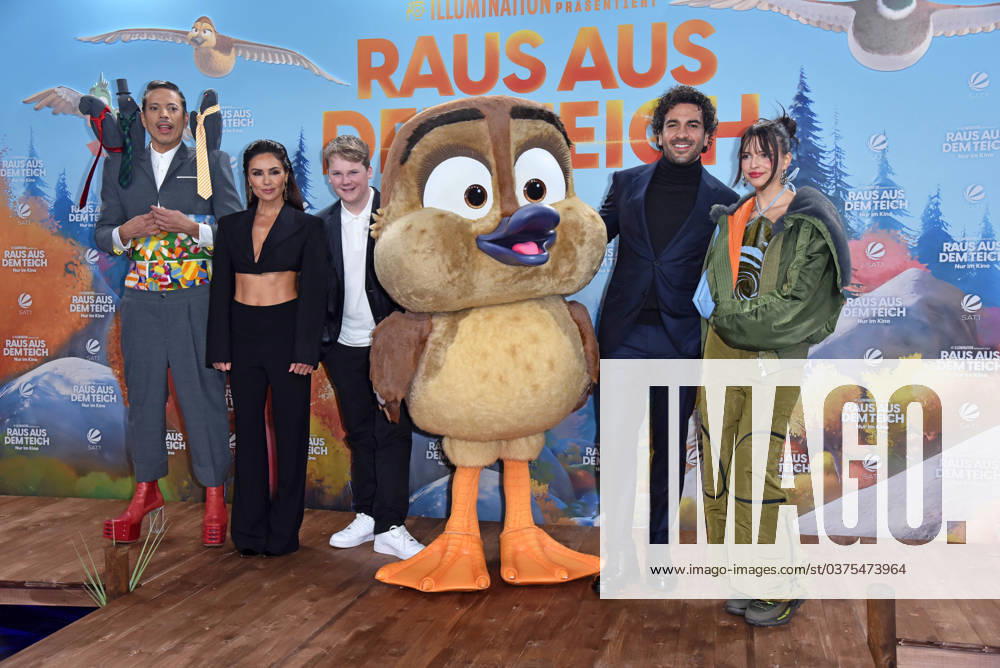 Bilder des Jahres 2023, Entertainment 12 Dezember Entertainment Themen der Woche KW50 Jorge Gonzalez, Nazan Eckes, Julius Weckauf, Elyas M Barek, Nina Chuba bei der Deutschlandpremiere von RAUS AUS DEM TEICH im Zoo Palast in Berlin am 17.12.2023