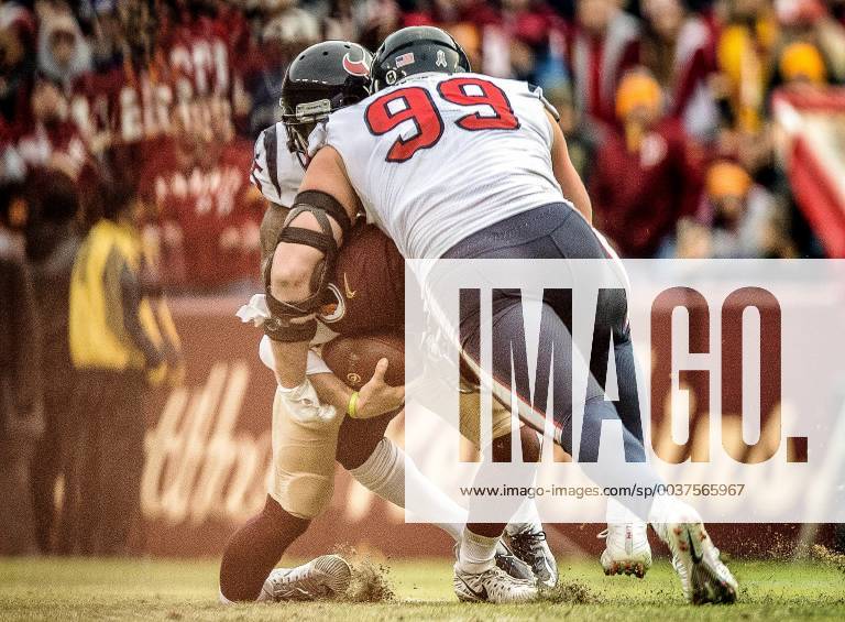 Landover, Maryland, U.S - Washington Redskins quarterback ALEX SMITH (11) gets sacked by Houston Texans defensive end J.J. WATT (99) and Houston Texans strong safety KAREEM JACKSON (25). Smith left the game with a compound leg fracture. The Texans beat the Redskins 23-21 at FedEx Field in Landover, Maryland. NFL American Football Herren USA 2018 - Texans beat Redskins 23-21 - ZUMAr118 20181118_zap_r118_002
