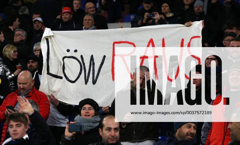 KW47 Löw raus, Plakat Transparent, Trainer Joachim Löw Fußball Fussball UEFA Nations League Länderspiel Nationalmannschaft DFB Herren Saison 2018 2019 19.11.2018 Deutschland GER vs. Niederlande NED DFL regulations prohibit any use of photographs as image sequences and or quasi-video.