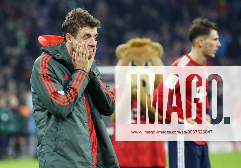 KW47 Bayern - Düsseldorf 3:3 nach Spielende: Thomas Müller, Maskottchen und Leon Goretzka München Bayern Deutschland Allianzarena