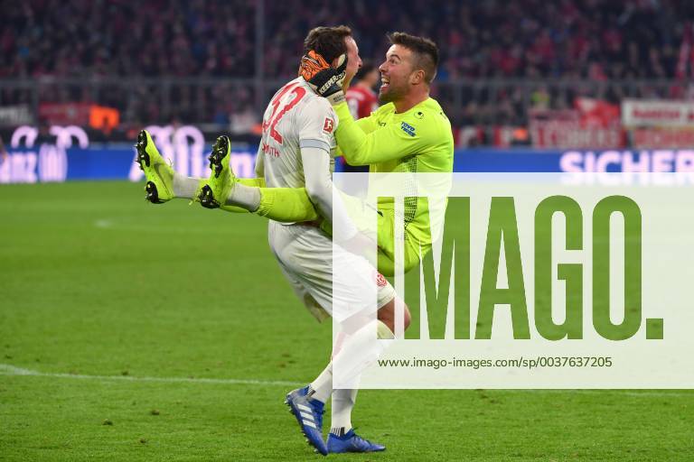 KW47 Schlussjubel Robin BORMUTH (Fortuna Duesseldorf) mit Torwart Michael RENSING (Fortuna Duesseldorf), Aktion, Jubel,Freude,Begeisterung, Fussball 1. Bundesliga, 12.Spieltag,Spieltag12, FC Bayern Muenchen M) - Fortuna Duesseldorf (D) 3-3, am 24.11.2018 in Muenchen A L L I A N Z A R E N A, DFL REGULATIONS PROHIBIT ANY USE OF PHOTOGRAPHS AS IMAGE SEQUENCES AND OR QUASI-VIDEO.