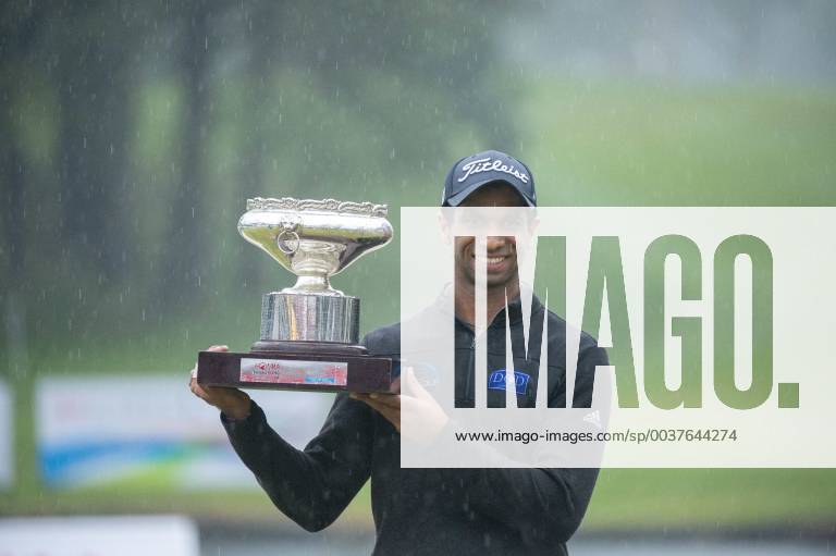Hong Kong, Hong Kong, China - A photo showing the winner of the 2018 Honma Hong Kong Open Aaron Rai holding his Trophy in Hong Kong, China. 24 November 2018. Honma Hong Kong Open - Day Four - ZUMAn230 20181125_zaa_n230_012