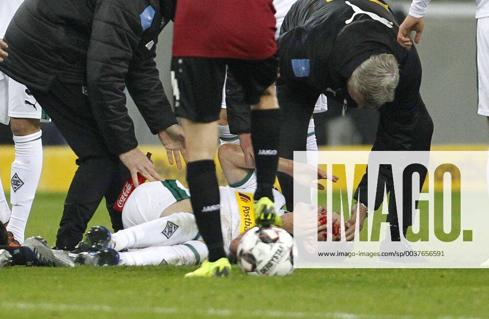 KW47 Mönchengladbach, Borussiapark, 25.11.18: Matthias Ginter (Bor. Moenchengladbach) (M) muss verletzt raus nach zusammenprall mit Noah Joel Sarenren Bazee (Hannover 96) im Spiel der 1. Bundesliga zwischen Borussia Mönchengladbach vs. Hannover 96 in der Saison 2018 2019. DFL regulations prohibit any use of photographs as image sequences and or quasi-video.