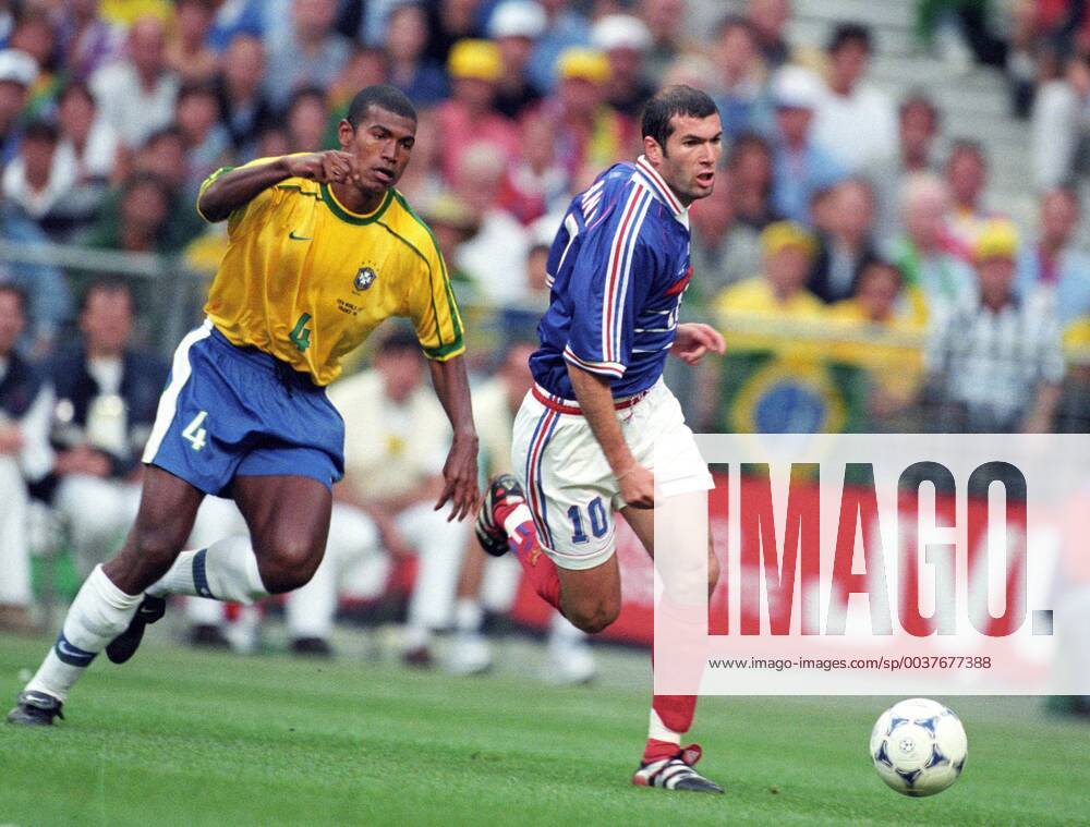 Zinedine Zidane gegen Junior Baiano (li) in Aktion bei dem Finale der Fußball WM 1998 in Paris. Zinedine Zidane gegen Junior Baiano (li) in Aktion bei dem Finale der Fußball WM 1998 in Paris.