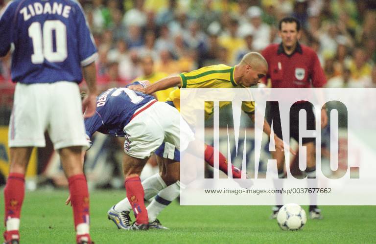 Ronaldo (re ) gegen Deschamps in Aktion bei dem Finale der Fußball WM 1998 in Paris. Ronaldo (re ) gegen Deschamps in Aktion bei dem Finale der Fußball WM 1998 in Paris.