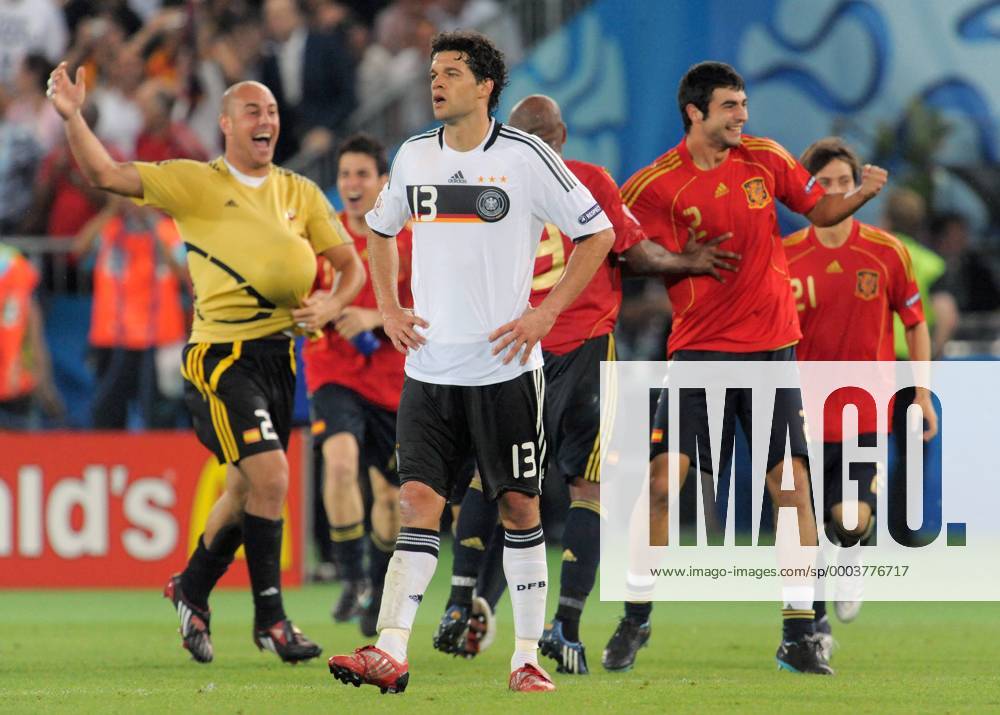 Michael Ballack (Deutschland, Mitte) enttäuscht während Torwart Jose Manuel Reina (li.) und Raul Albiol (beide Spanien) jubeln Fußball EM Herren EURO 2008, Länderspiel, Nationalteam, Nationaltrikot, Finale, Deutschland - Spanien 0:1 Gruppe Wien Enttäuschung,