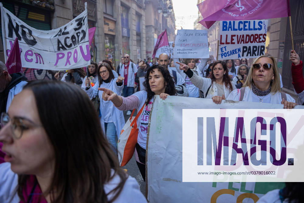 Hundreds of striking Catalan public health professionals, including nurses, midwives, social workers and administrative technicians, demonstrate and raise signs against working conditions and Manel Balcells, Minister of Health. Barcelona Spain - ZUMAa239 20231219_zip_a239_002