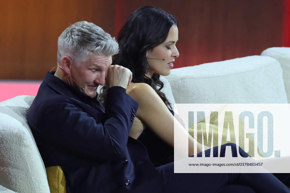 ZDF-Unterhaltungsshow Wetten dass..? - live aus Offenburg Bastian Schweinsteiger mit Ehefrau Ana Ivanovic. ZDF-Unterhaltungsshow Wetten dass..? vom 25.11.2023. Live-Übertragung aus der Baden-Arena Offenburg, Baden-Württemberg, Deutschland.