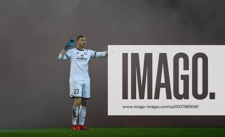 Fussball 1.Bundesliga, FSV Mainz 05 - Hannover 96, v.l. Robin Zentner (FSV Mainz 05) im rauch Mainz