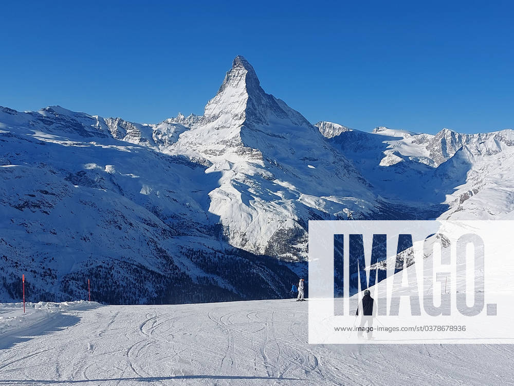 Zermatt, Matterhorn Themenbild - Skifahren, Skifahrer auf Skipisten in der Alpenregion Zermatt, Matterhorn, Wallis, Schweiz Themenbild - Skifahren, Skifahrer auf Skipisten in der Alpenregion Zermatt, Matterhorn, Wallis, Schweiz Skifahren, Alpinski auf breiten Skipisten, Skiabfahrten im Gletschergebiet Zermatt, Matterhorn im Winter. Auf dem Bild Skifahrer, weisse Berge Gondeln der Bergbahn mit Weitblick in die Alpenregion. Im Hintergrund das Matterhorn Symbolbild, Themenbild, Featurebild