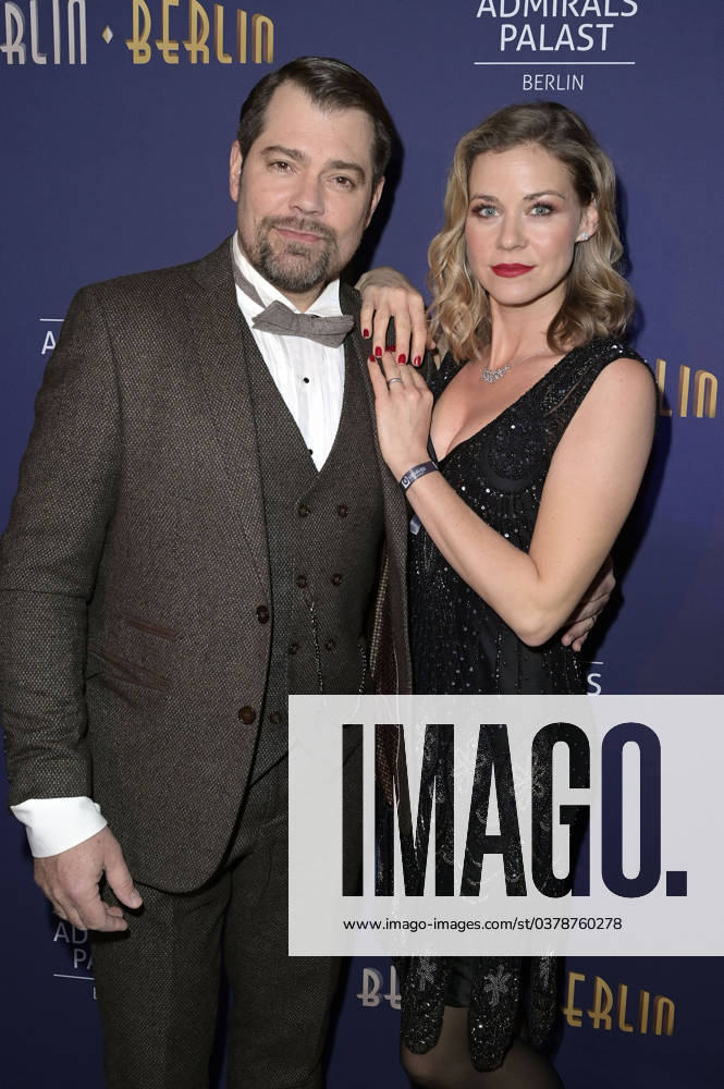 Daniel Fehlow und Jessica Ginkel bei der Revue Berlin Berlin - Die große Show der Goldenen 20er Jahre im Admiralspalast. Berlin