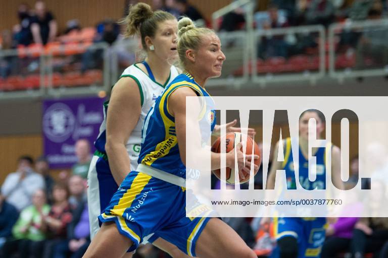 Flippo Baskets BG 74 Göttingen - Eintracht Braunschweig Basketball Damen DBBL-Pokal, Saison 2018 2019, Achtelfinale, flippo Baskets BG 74 Göttingen - Eintracht Braunschweig, 09.12.2018, Göttingen. Braunschweigs Matilda Claesson (r) spielt gegen Göttingens Klaudia Grudzien. Göttingen Niedersachsen Deutschland
