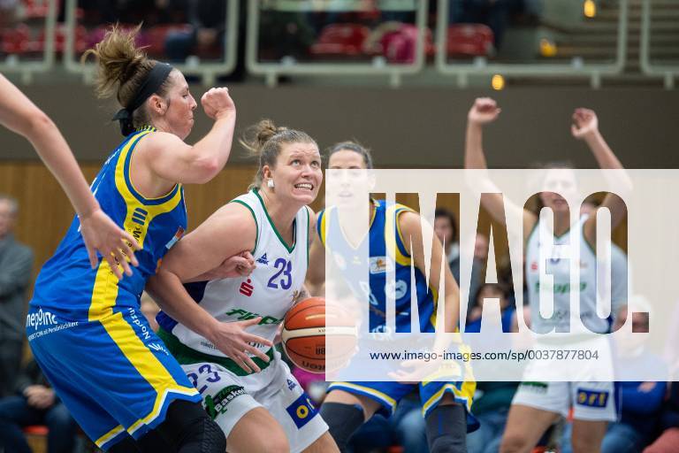 Flippo Baskets BG 74 Göttingen - Eintracht Braunschweig Basketball Damen DBBL-Pokal, Saison 2018 2019, Achtelfinale, flippo Baskets BG 74 Göttingen - Eintracht Braunschweig, 09.12.2018, Göttingen. Göttingens Klaudia Grudzien (2.v.l.) spielt gegen Braunschweigs Lyndi Laborn (l) und Eva Rupnik. Göttingen Niedersachsen Deutschland