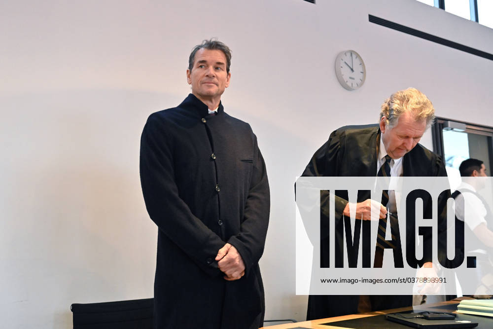 Jens Lehmann, mit seinem Verteidiger RA Dr. Christoph RUECKEL. Strafverfahren gegen Jens Lehmann wegen Sachbeschaedigung und Hausfriedensbruch vor dem Amtsgericht Starnberg am 22.12.2023.
