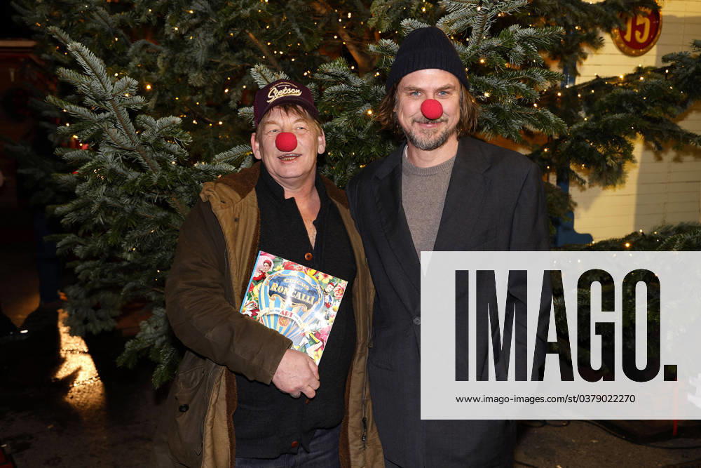 Ben Becker und Lars Eidinger bei der Roncalli Weihnachtscircus Premiere am 22.12.2023 in Berlin Roncalli Weihnachtscircus Premiere in Berlin