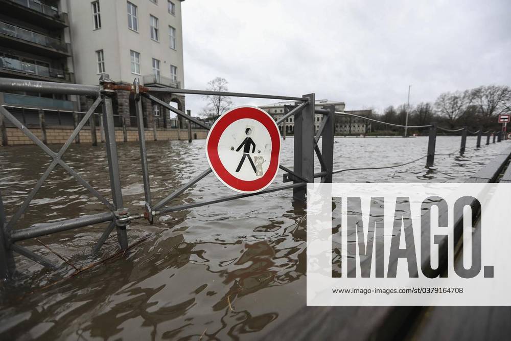 Steigender Wasserpegel der Ruhr am Samstag, 23. Dezember 2023, in Mülheim. Hochwasser an der Ruhr in Mülheim. Deutschland NRW Mülheim