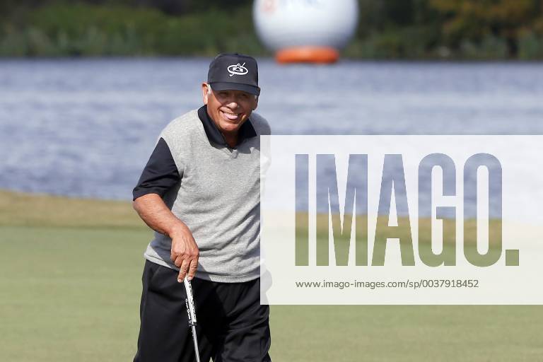ORLANDO, FL - DECEMBER 13: Lee Trevino reacts to the gallery on the 18th green during the Pro-Am of the 2018 PNC Father Son Challenge on December 13, 2018 at the The Ritz-Carlton Golf Club in Orlando, Florida. (Photo by Cliff Welch Icon Sportswire) GOLF: DEC 13 Champions Tour - PNC Father Son Challenge Icon121318125